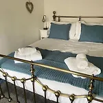 Award Winning Pet Friendly Paddock * Whitby
